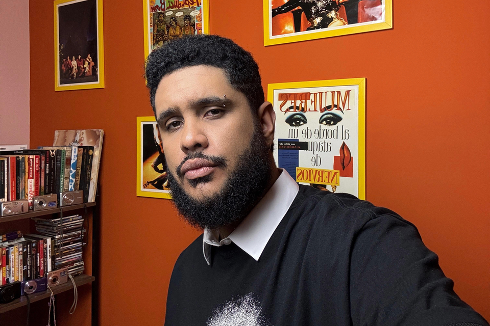 homem negro de barba fazendo selfie